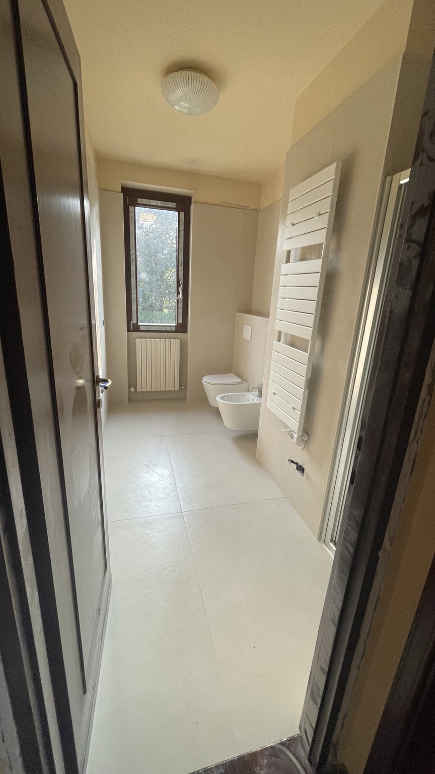 Bagno a Lomagna dopo il rifacimento: vista panoramica delle nuove finiture