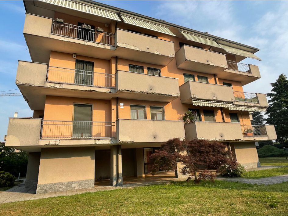PRIMA – Parapetti e frontalini balconi prima del ripristino a Gessate (MI)