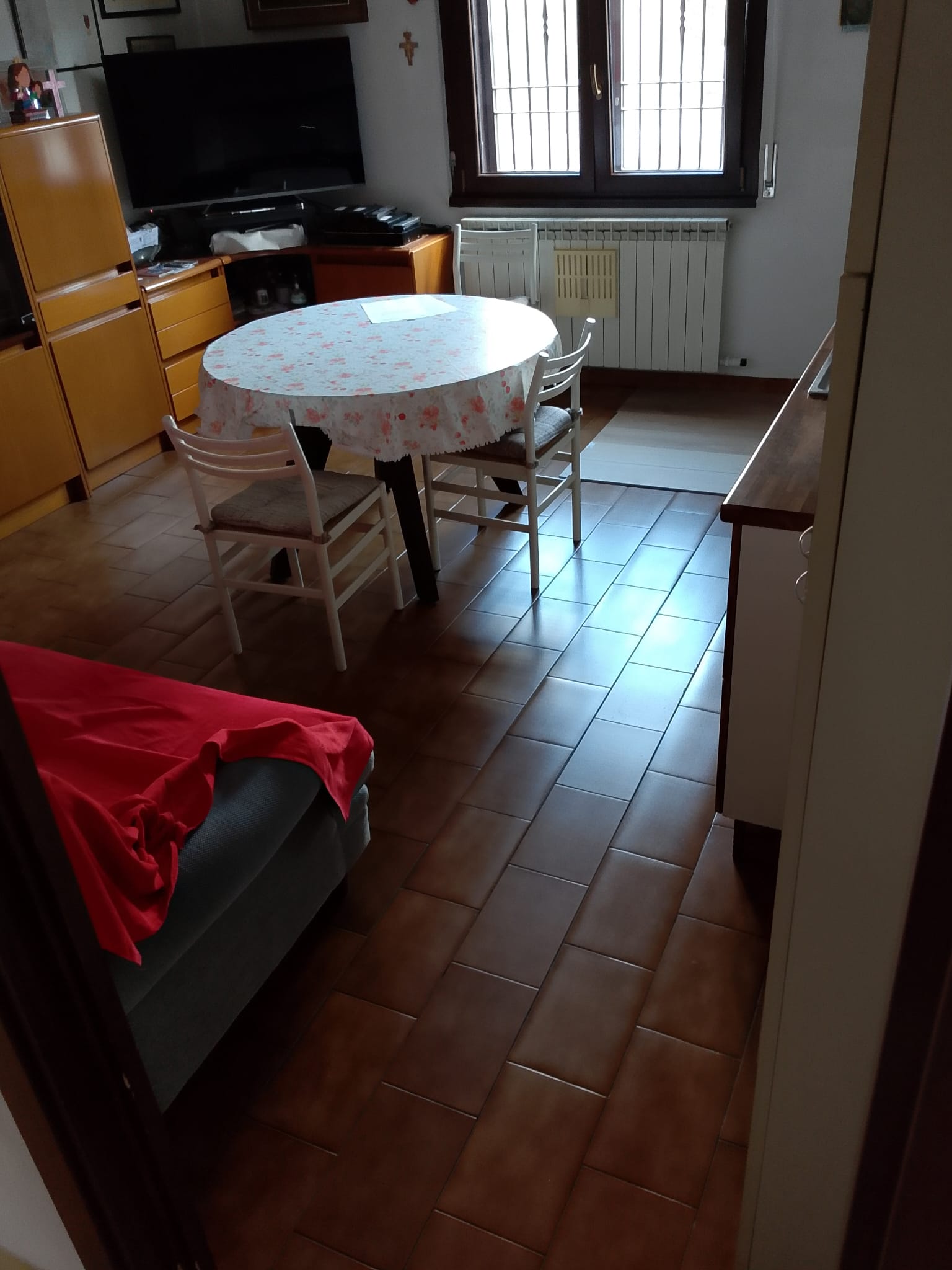 PRIMA – Soggiorno prima della ristrutturazione a Liscate (MI) – foto 1