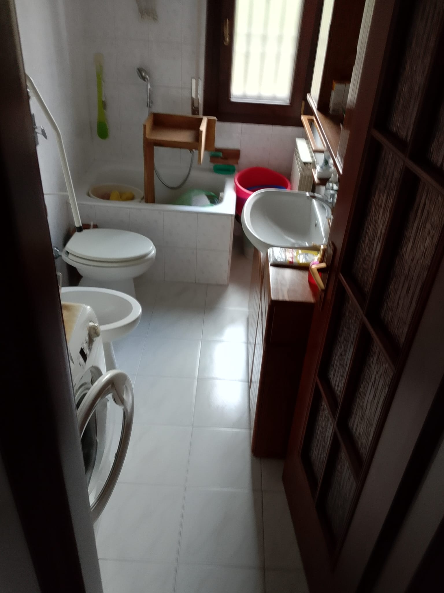 PRIMA – Bagno con vasca prima della ristrutturazione a Liscate (MI) – foto 2