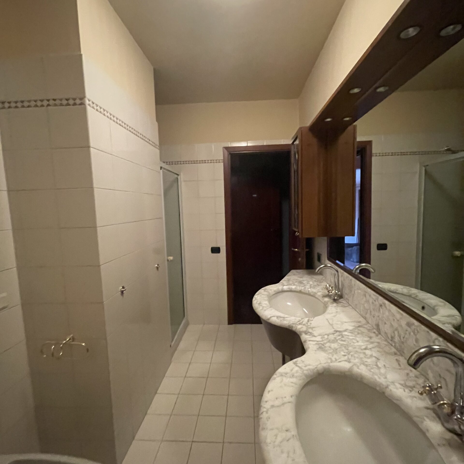 Bagno a Lomagna prima dei lavori: seconda vista delle finiture esistenti