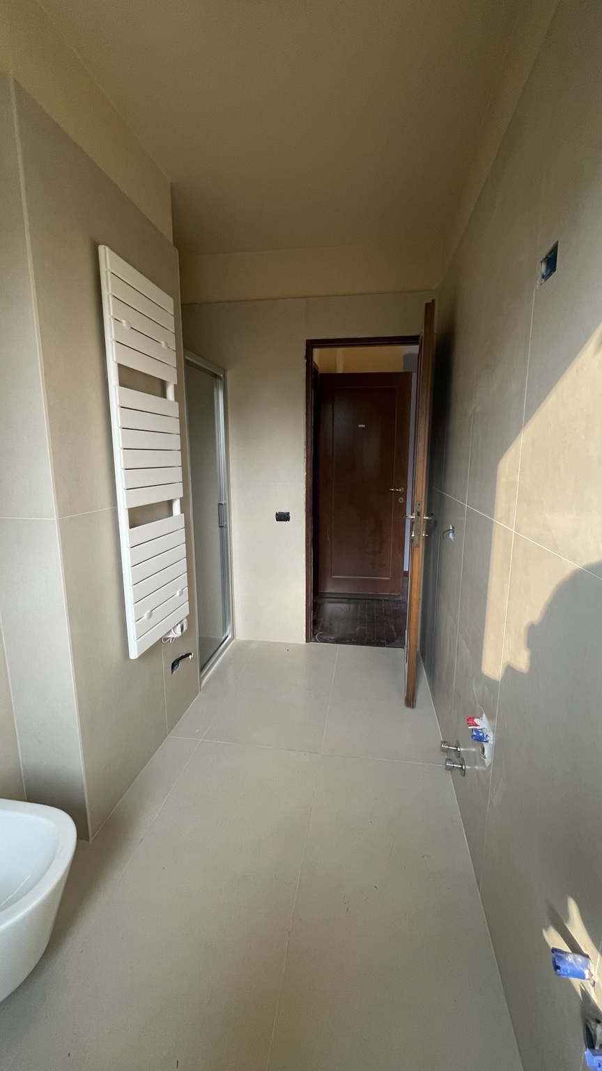 Bagno ristrutturato a Lomagna visto dal lato ingresso