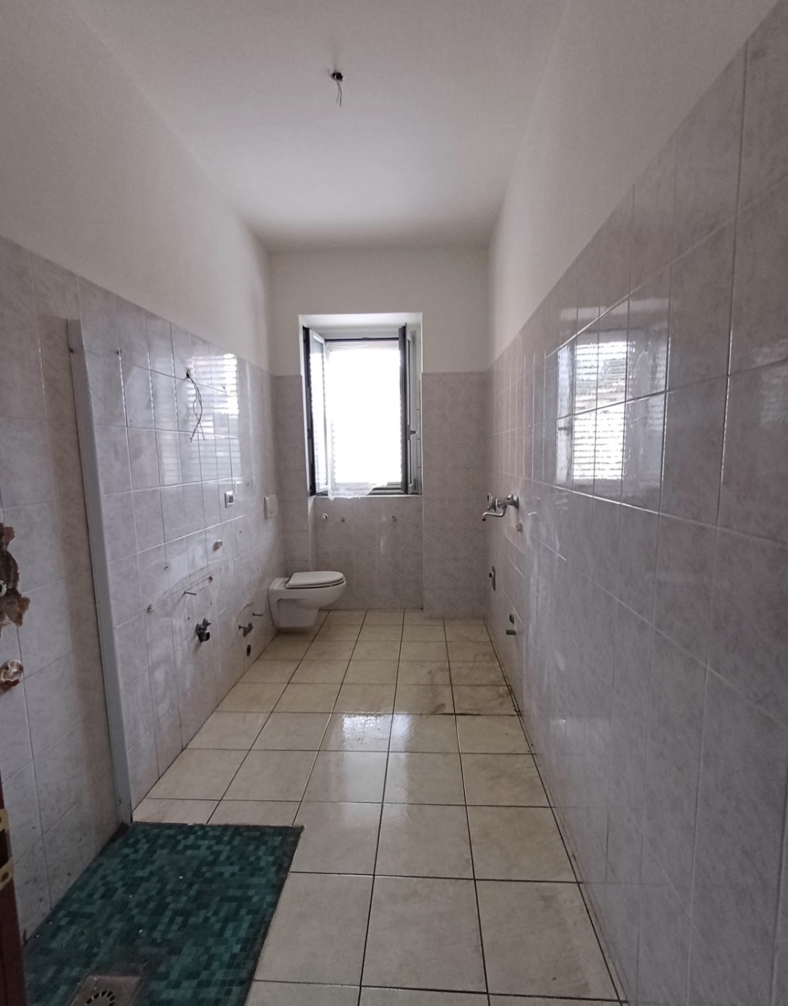 Bagno prima della ristrutturazione completa a Robbiate