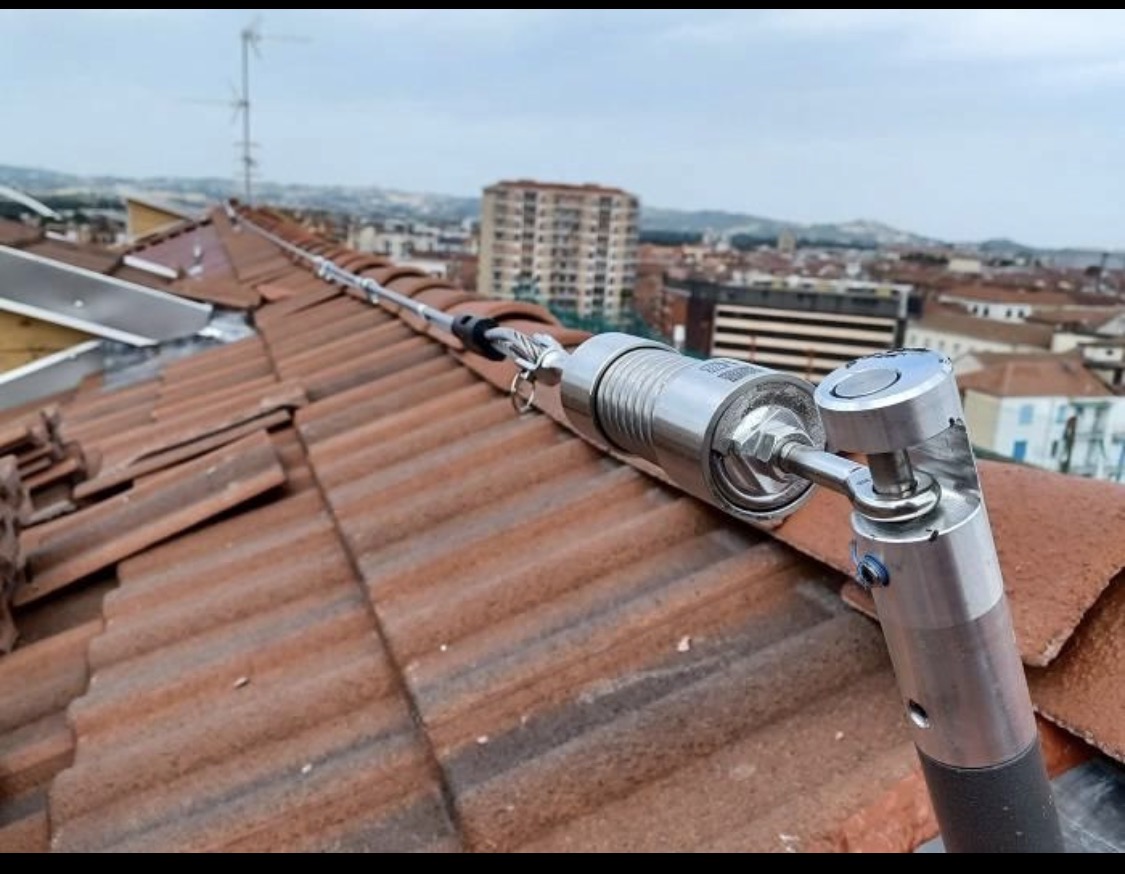 Linea vita installata su copertura condominiale a Bergamo BG