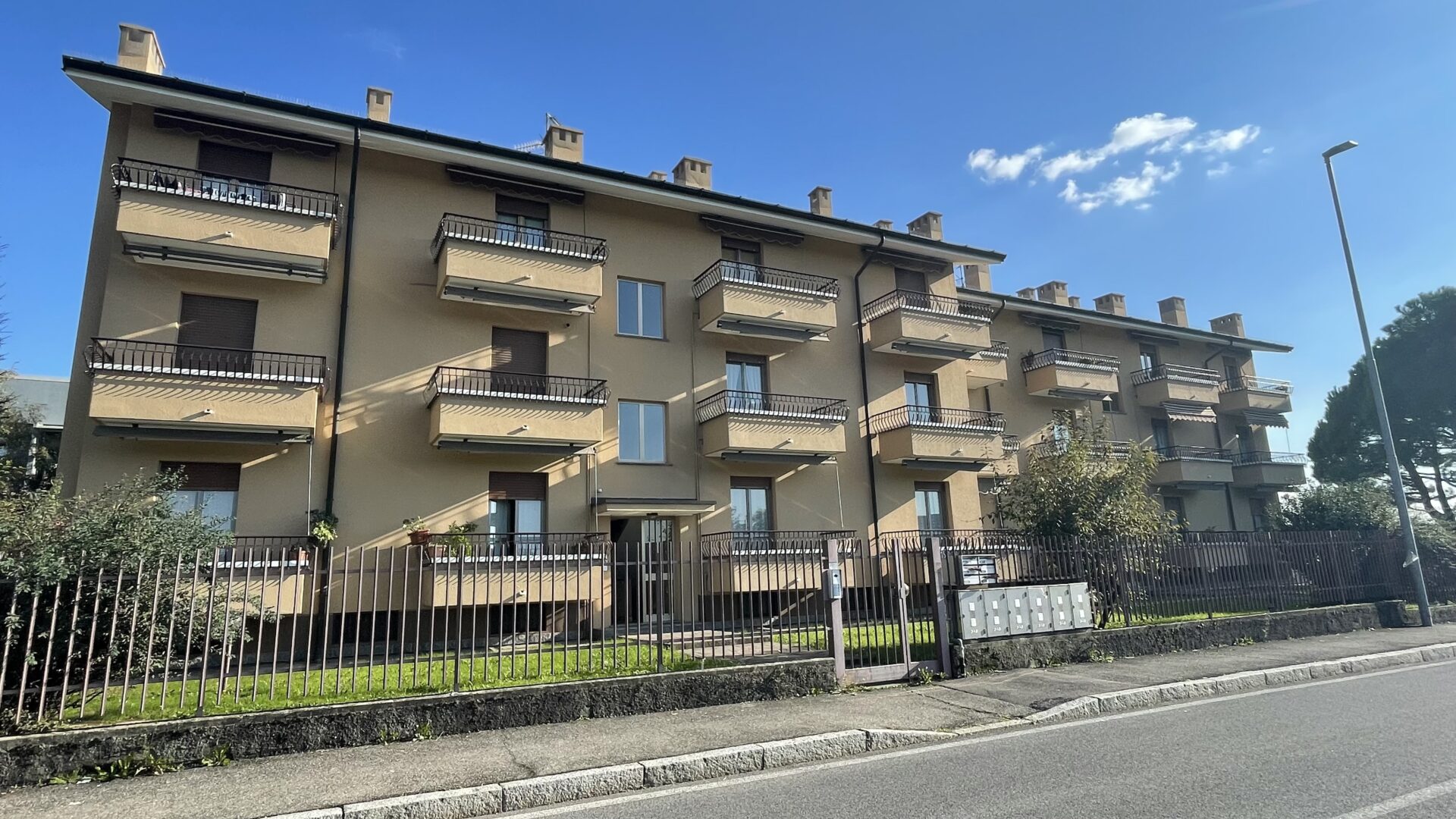 DOPO – Facciata condominiale dopo l’intervento a Cantù (CO)