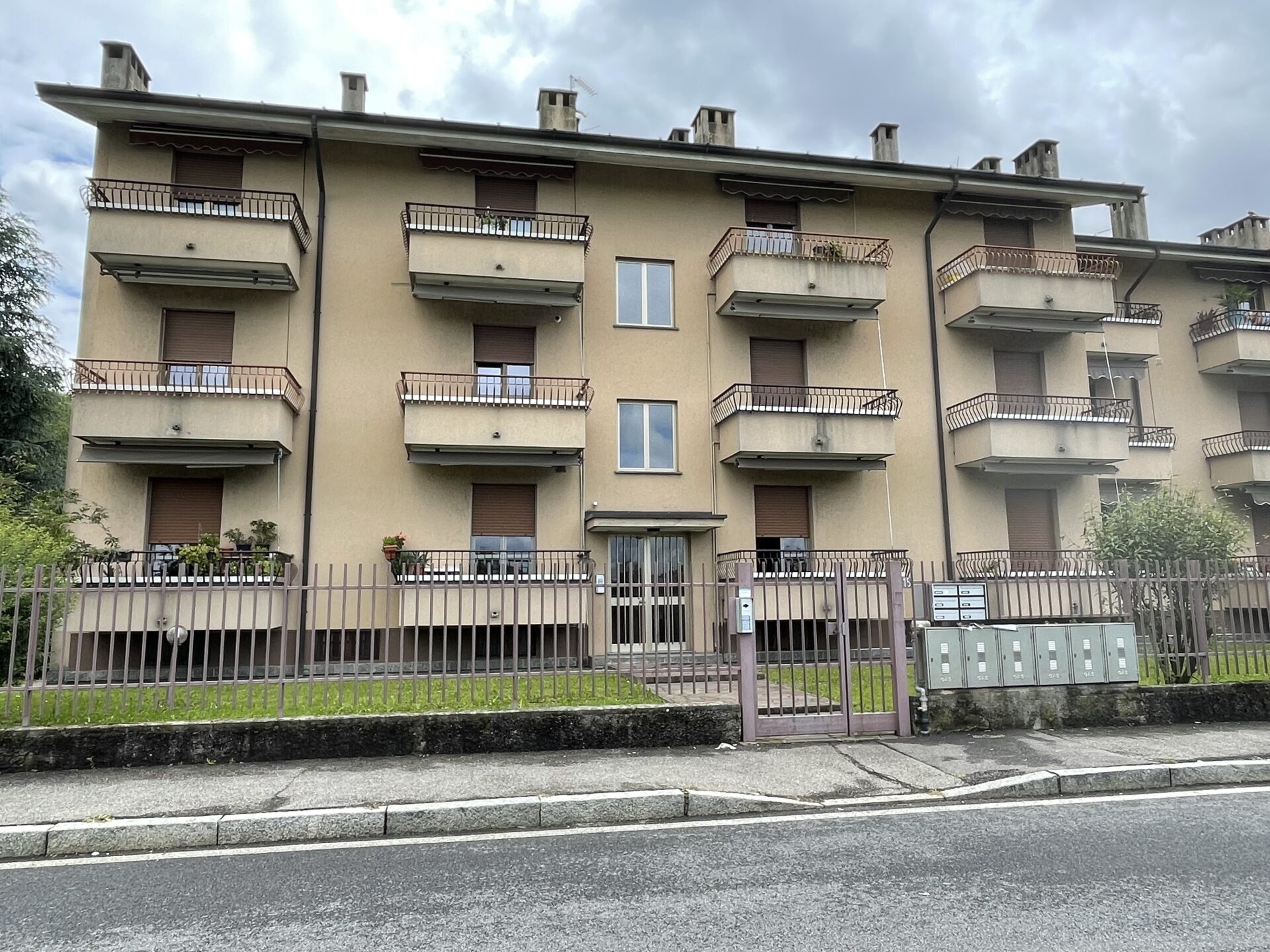 PRIMA – Facciata condominiale prima dell’intervento a Cantù (CO)