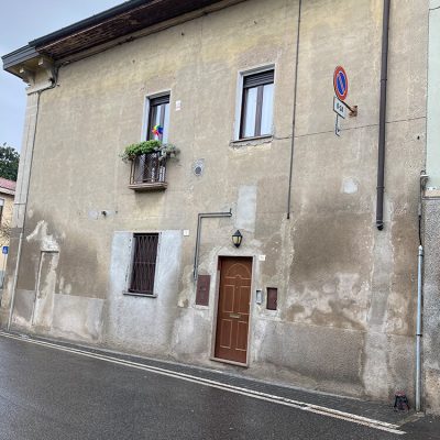 Parete esterna con intonaco deteriorato prima del ripristino