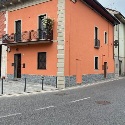 Facciata rinnovata con finitura arancione e balcone