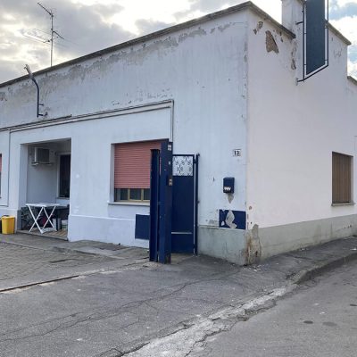 Facciata con distacchi di intonaco prima dei lavori