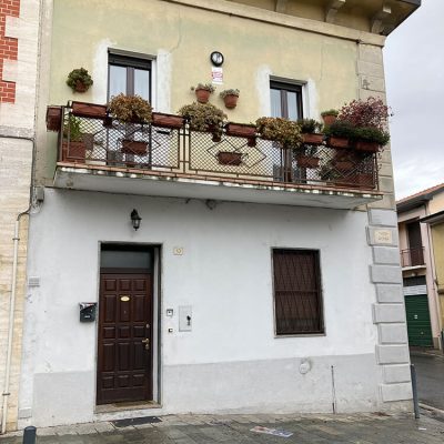 Facciata e balcone prima del ripristino